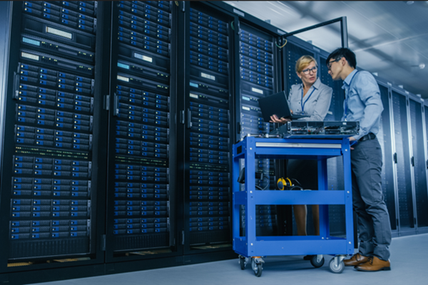 Sistema de refrigeración líquida integrado en racks de un centro de datos de alta densidad.
