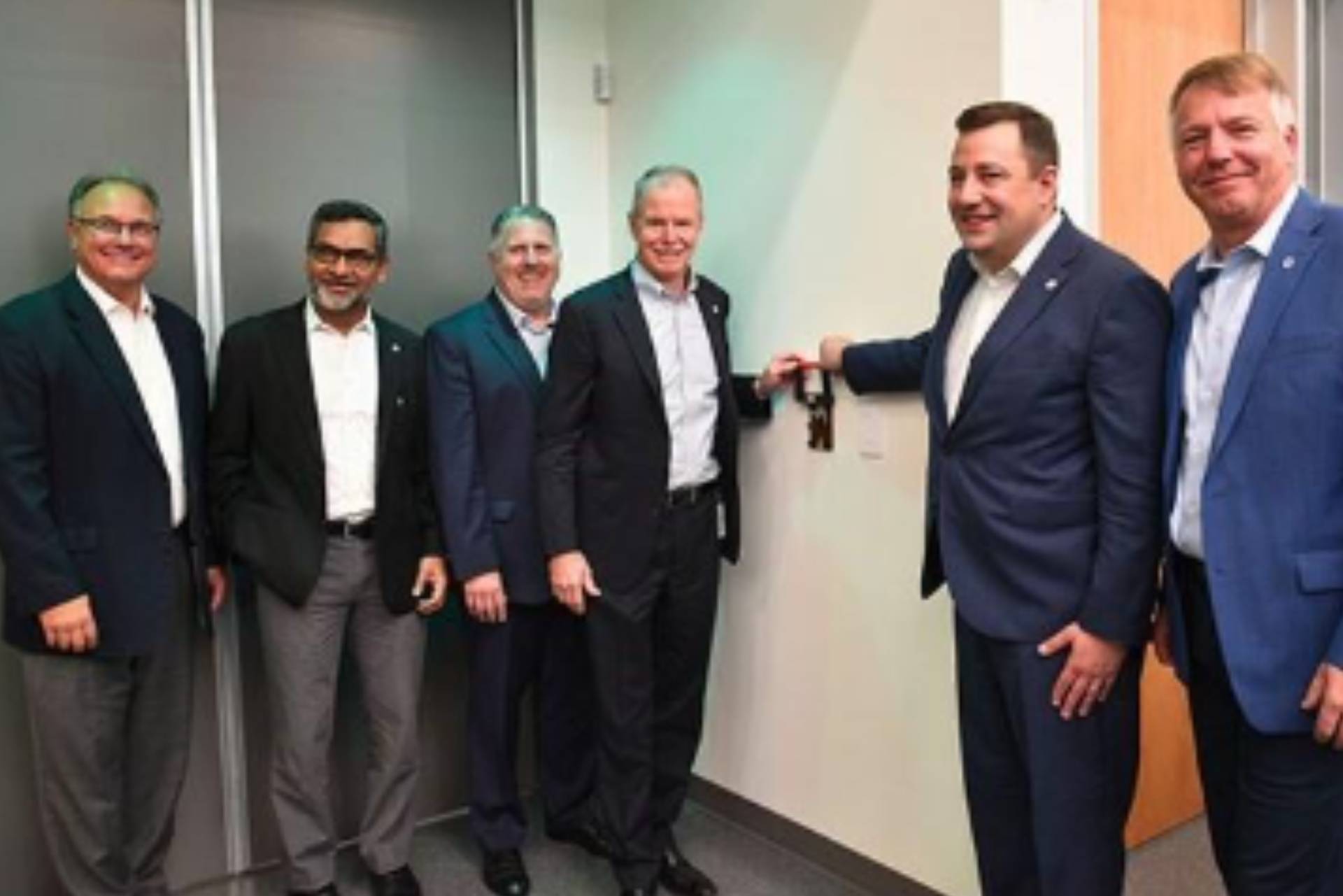 Glendale Mayor Brian Kennedy and Johnson Controls leaders activate the new center.